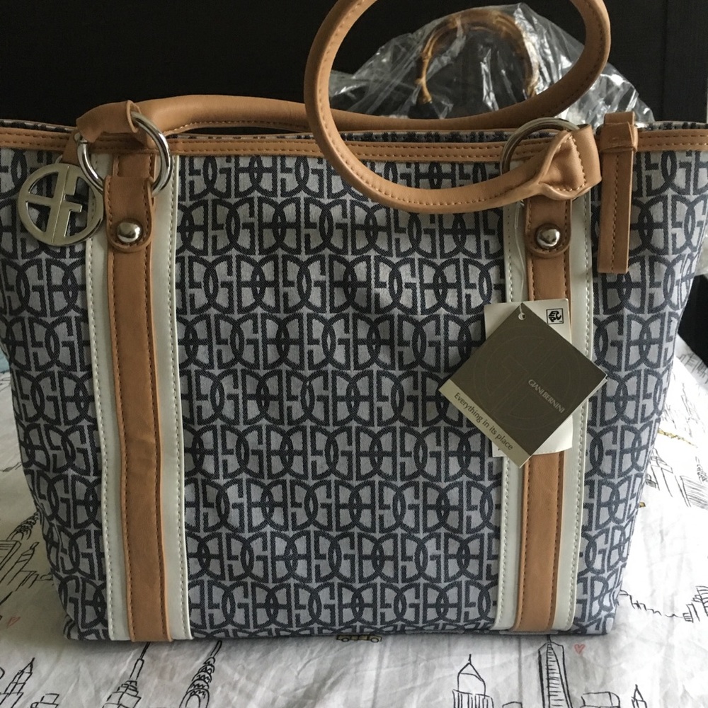 Giani Bernini Signature Annabelle Handbag. - Picture 2 of 5